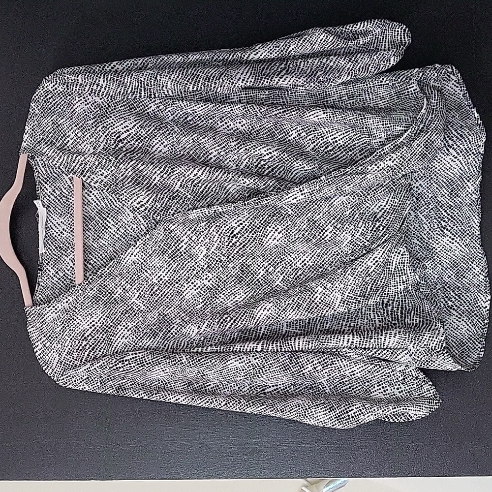 Black and white drapey blouse. Size small.